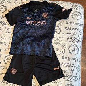 Manchester City Fit - size 24 = M - great condition